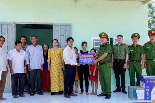 Công an tỉnh: Trao tặng nhà tình thương cho hộ nghèo xã Hồng Sơn