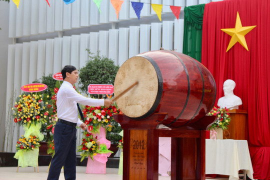 Provincial Party Committee Secretary Duong Van An beats the drum to inaugurate new school year at Phan Boi Chau high school