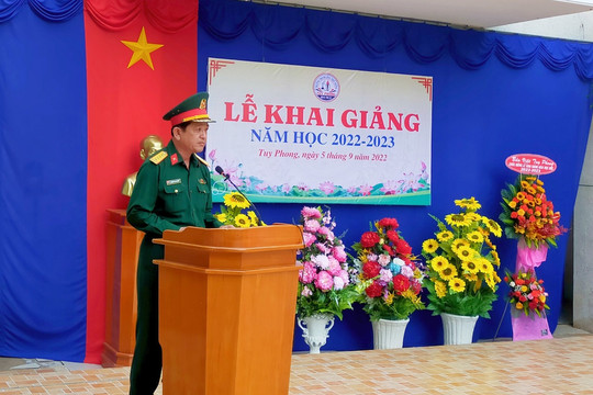 Đại tá Nguyễn Anh Nghĩa - Chỉ huy trưởng, Bộ Chỉ huy Quân sự tỉnh﻿﻿ dự lễ khai giảng năm học mới tại Tuy Phong