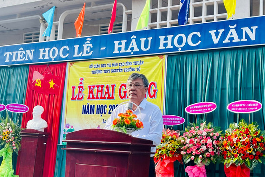 Trường THPT Nguyễn Trường Tộ tưng bừng khai giảng năm học mới