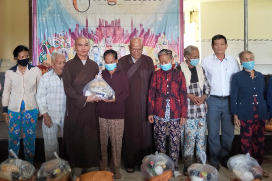 Trao 200 phần quà cho người nghèo tại xã Đức Thuận