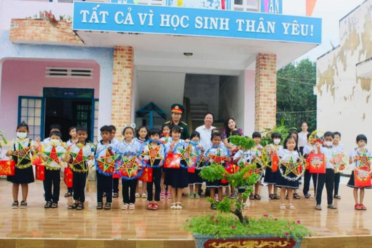 Lực lượng vũ trang huyện Tánh Linh: Tặng quà Tết Trung thu cho học sinh