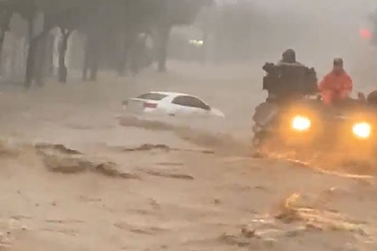 Mưa bão gây thiệt hại lớn tại Hàn Quốc, quân đội huy động xe bọc thép cứu hộ