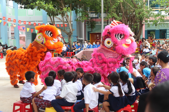 Boisterous atmosphere of the Mid-Autumn Festival in the air of Binh Thuan province