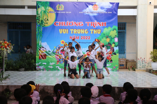 Công an tỉnh:  Chương trình vui Trung thu cho trẻ em xã Phan Thanh