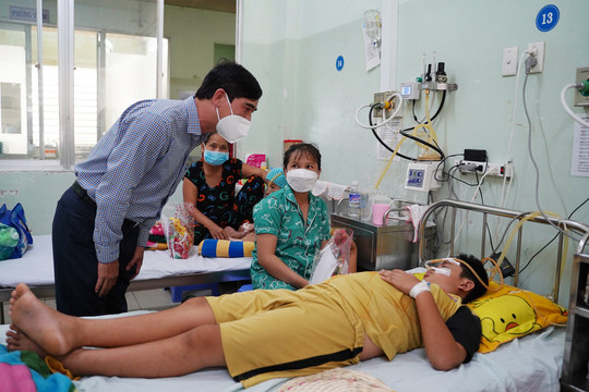Leaders vistied, gifted sick children at  Binh Thuan gerenal hospital


