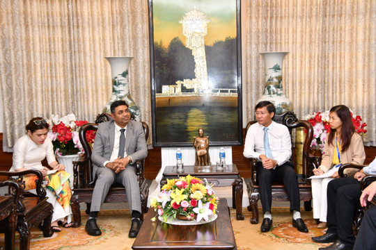 Chủ tịch UBND tỉnh Lê Tuấn Phong tiếp Ngài Madan Mohan Sethi Tổng Lãnh sự Ấn Độ