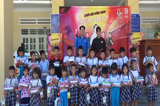 Trao 1.000 dụng cụ học tập cho học sinh tiểu học huyện Tuy Phong