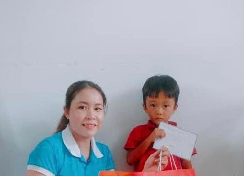 Hàm Tân: Trao quà cho học sinh được nhận đỡ đầu