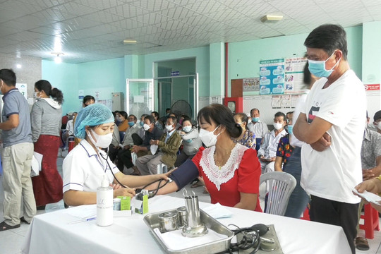 Hàng trăm bệnh nhân được khám sàng lọc và phẫu thuật mắt miễn phí