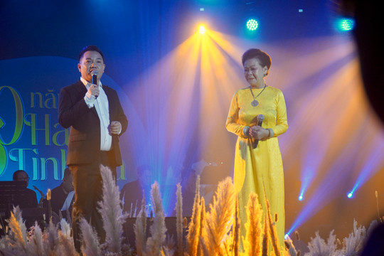 Danh ca Khánh Ly:
Đêm diễn ấm cúng  "60 năm hát tình ca" ở Phan Thiết
