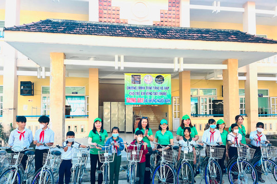 Trao 20 xe đạp cho học sinh nghèo ở Đa Mi