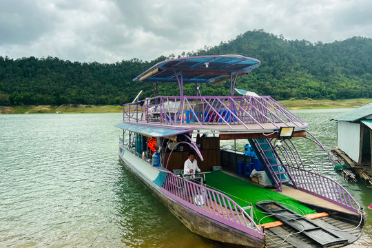 Dạo chơi trên hồ Hàm Thuận