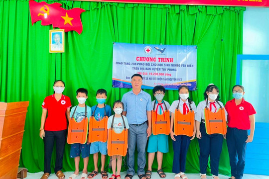 Trao tặng 200 áo phao cho học sinh tại Tuy Phong