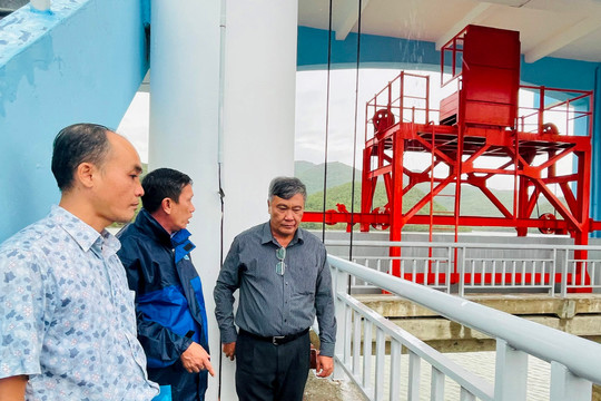 Lãnh đạo tỉnh kiểm tra công tác ứng phó bão tại Tuy Phong