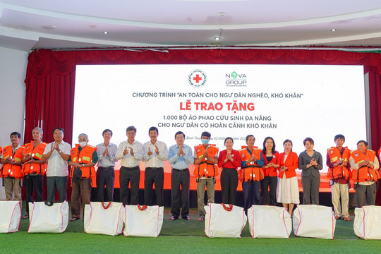 Nguyên Chủ tịch nước Trương Tấn Sang trao tặng 1.000 bộ áo phao cứu sinh cho ngư dân nghèo