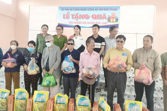 Hội phụ nữ và Công đoàn Công an tỉnh Bình Thuận tặng quà cho người mù