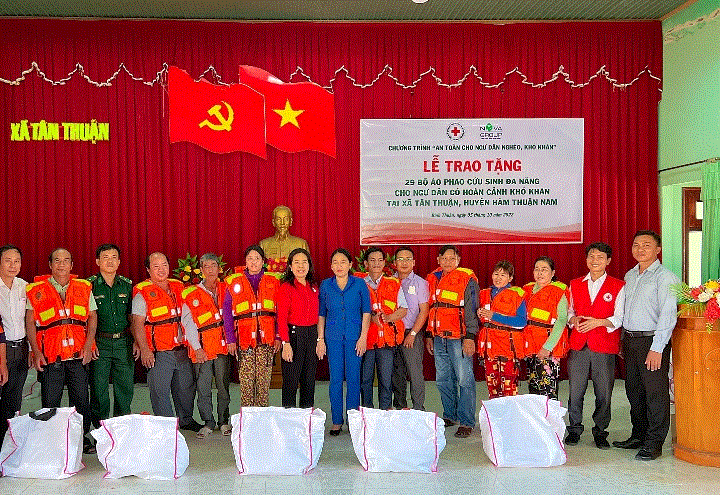 Trao tặng 29 bộ áo phao cứu sinh  cho ngư dân nghèo xã Tân Thuận