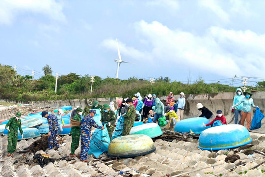 Phú Quý: Ra quân vệ sinh môi trường biển