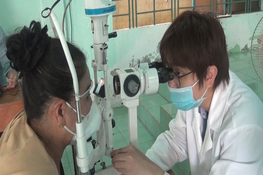 Khám mắt và cấp thuốc miễn phí  tại Tuy Phong