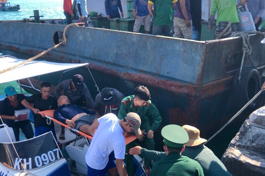 Hỗ trợ cấp cứu ngư dân bị tai biến khi hành nghề trên biển