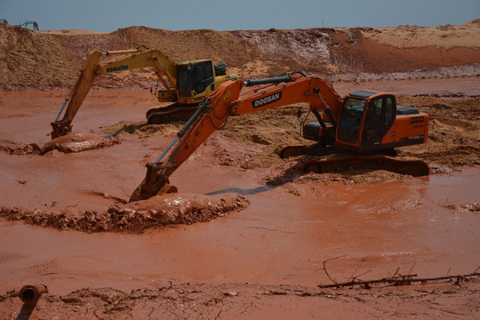 Vụ sạt lở cát ở mỏ titan Nam Suối Nhum:
Tăng cường nhân lực, phương tiện tìm kiếm 3 công nhân bị vùi lấp