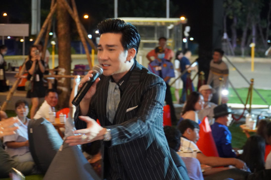 Ca sĩ Quang Hà "quẩy" cùng khán giả tại “Mer show” Phan Thiết