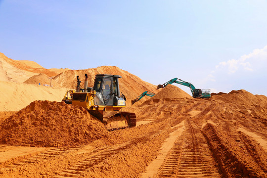Vụ sạt lở cát ở mỏ titan Nam Suối Nhum: Xác định vị trí trọng điểm, tăng cường thêm phương tiện tìm kiếm các công nhân