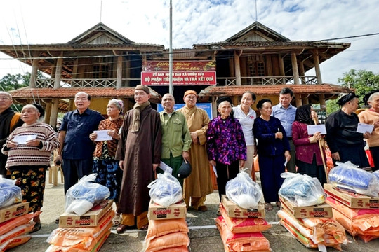 Tặng 750 suất quà đến người dân các tỉnh miền Trung bị thiệt hại do bão lũ