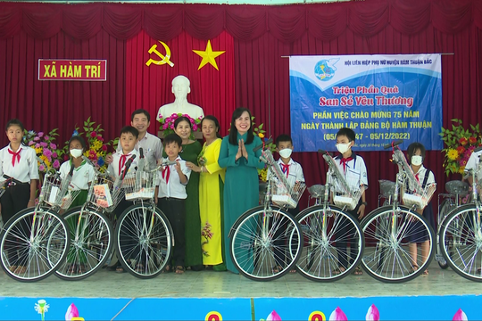 Tặng 10 xe đạp cho học sinh xã Hàm Trí