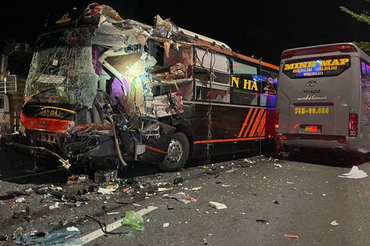 Bắc Bình: Tai nạn liên hoàn giữa 4 xe khách, trên xe có hơn 100 hành khách