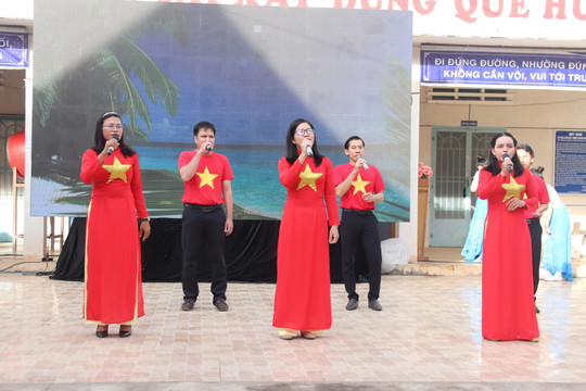 Sea and islands propaganda provided for more than 1,200 students in Bac Binh