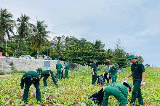 Phan Thiet’s youths join hands to clean the beach along Ong Dia's rocky expanses