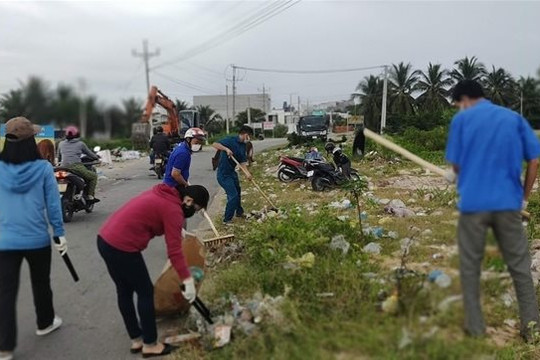 Chí Công:
Ra quân thu gom rác thải bảo vệ môi trường
