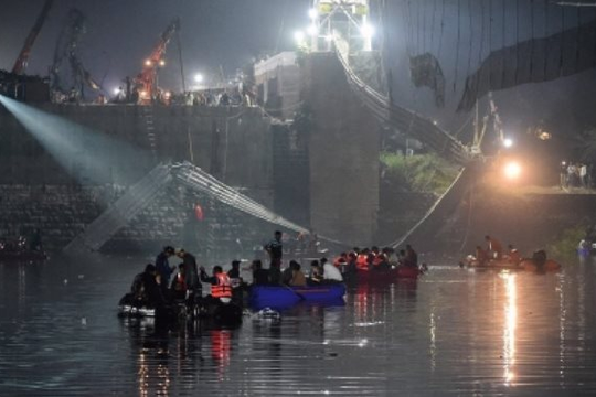 Vụ sập cầu ở Ấn Độ: Ít nhất 132 người thiệt mạng