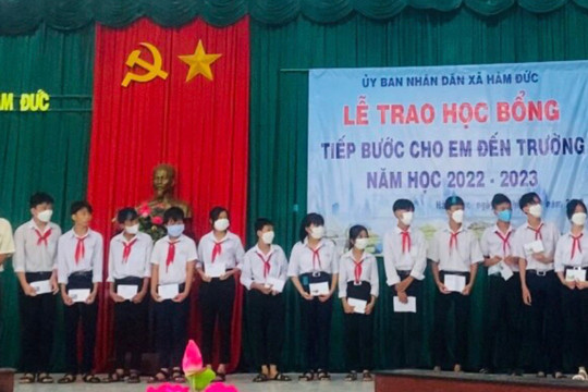 Hàm Thuận Bắc: Trao 200 suất học bổng “Tiếp bước đến trường” cho học sinh khó khăn