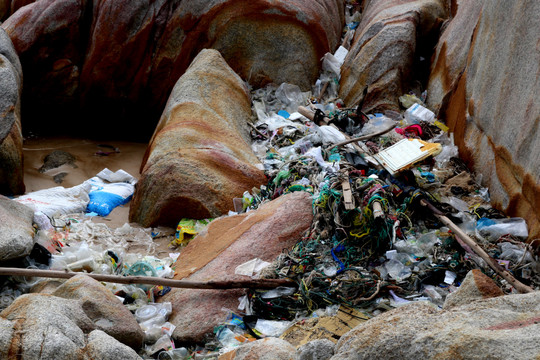 Ven bờ biển mũi Kê Gà quá nhiều rác thải