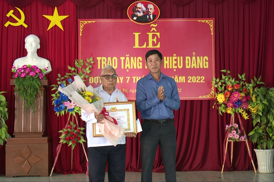 Hàm Thuận Bắc: Trao huy hiệu 70 năm tuổi Đảng