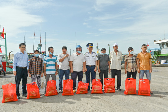 Cảnh sát biển đồng hành với ngư dân Phan Thiết