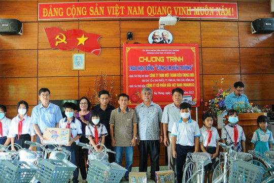  Tuy Phong:
Chương trình trao học bổng “Cùng em đến trường”
