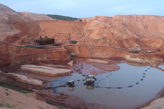 Hoạt động khai thác mỏ khoáng sản titan: Phải tuân thủ nghiêm ngặt, giám sát chặt chẽ