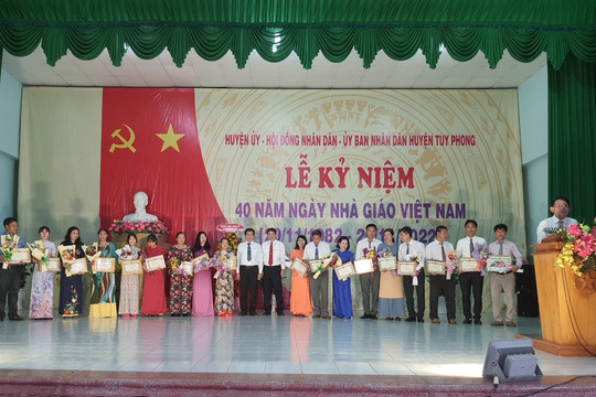 Tuy Phong: Lễ kỷ niệm 40 năm ngày Nhà giáo Việt Nam (20/11/1982 – 20/11/2022)