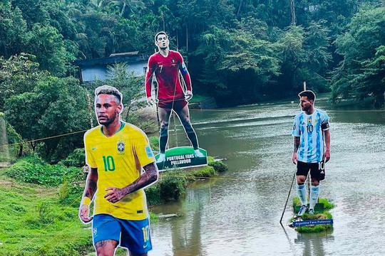 Cơn sốt World Cup ở Kerala với hình nộm khổng lồ về cầu thủ Ronaldo và Messi