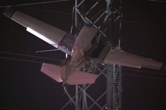 Mỹ: Máy bay vướng vào đường dây điện gây mất điện trên diện rộng