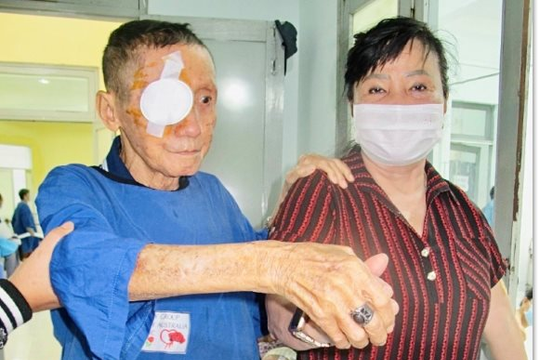 La Gi: Gần 130 người được mổ mắt miễn phí