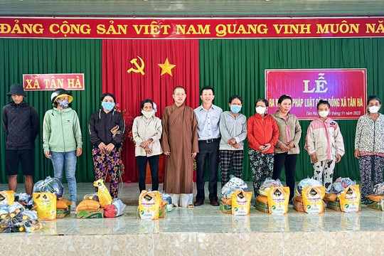 Hàm Tân: 
Tặng quà, trao nhà cho hộ nghèo đồng bào dân tộc thiểu số 