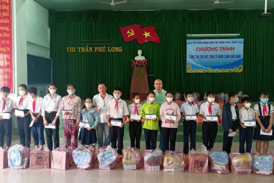 Tặng quà cho học sinh khó khăn thị trấn Phú Long