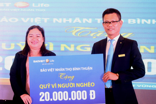 Bảo Việt Nhân thọ đón nhận giải thưởng và trao tiền cho Quỹ vì  người nghèo