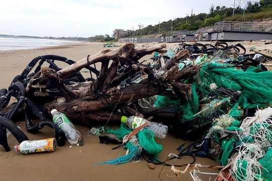 Bãi biển Hòn Rơm quá nhiều rác thải