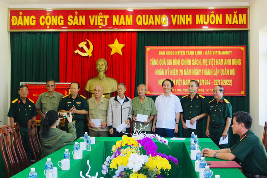 Ban CHQS huyện Tánh Linh, Báo VietNamNet: Tặng quà gia đình chính sách, Mẹ Việt Nam anh hùng